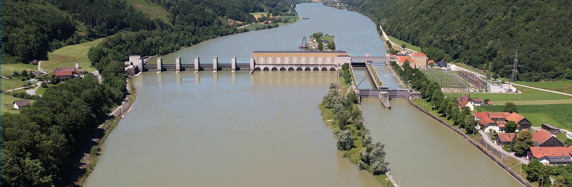 Ein Blick auf das Wasserkraftwerk Jochenstein an der Donau.