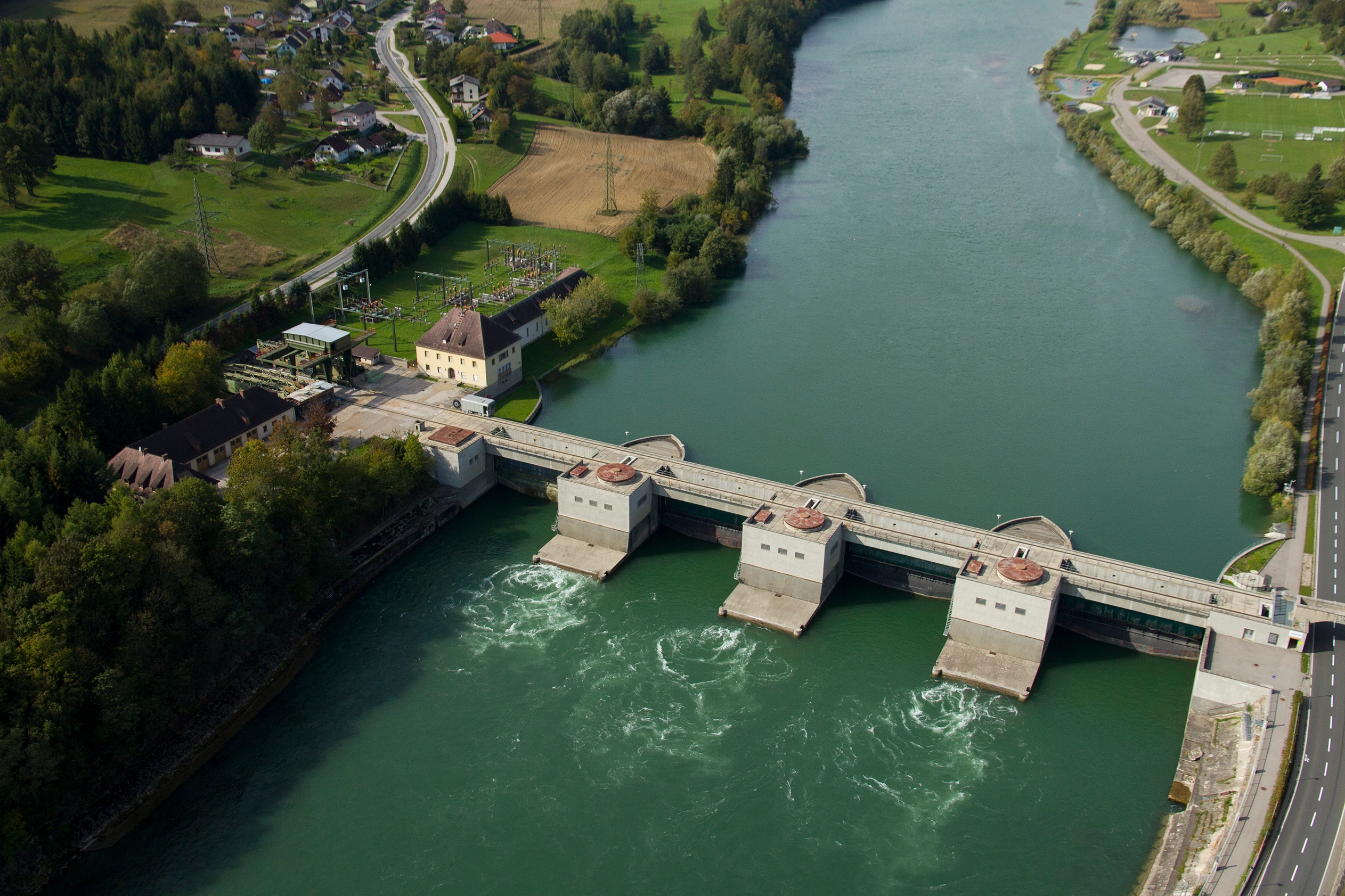 Wir blicken von oben auf das Kraftwerk Lavamünd an der Drau.
