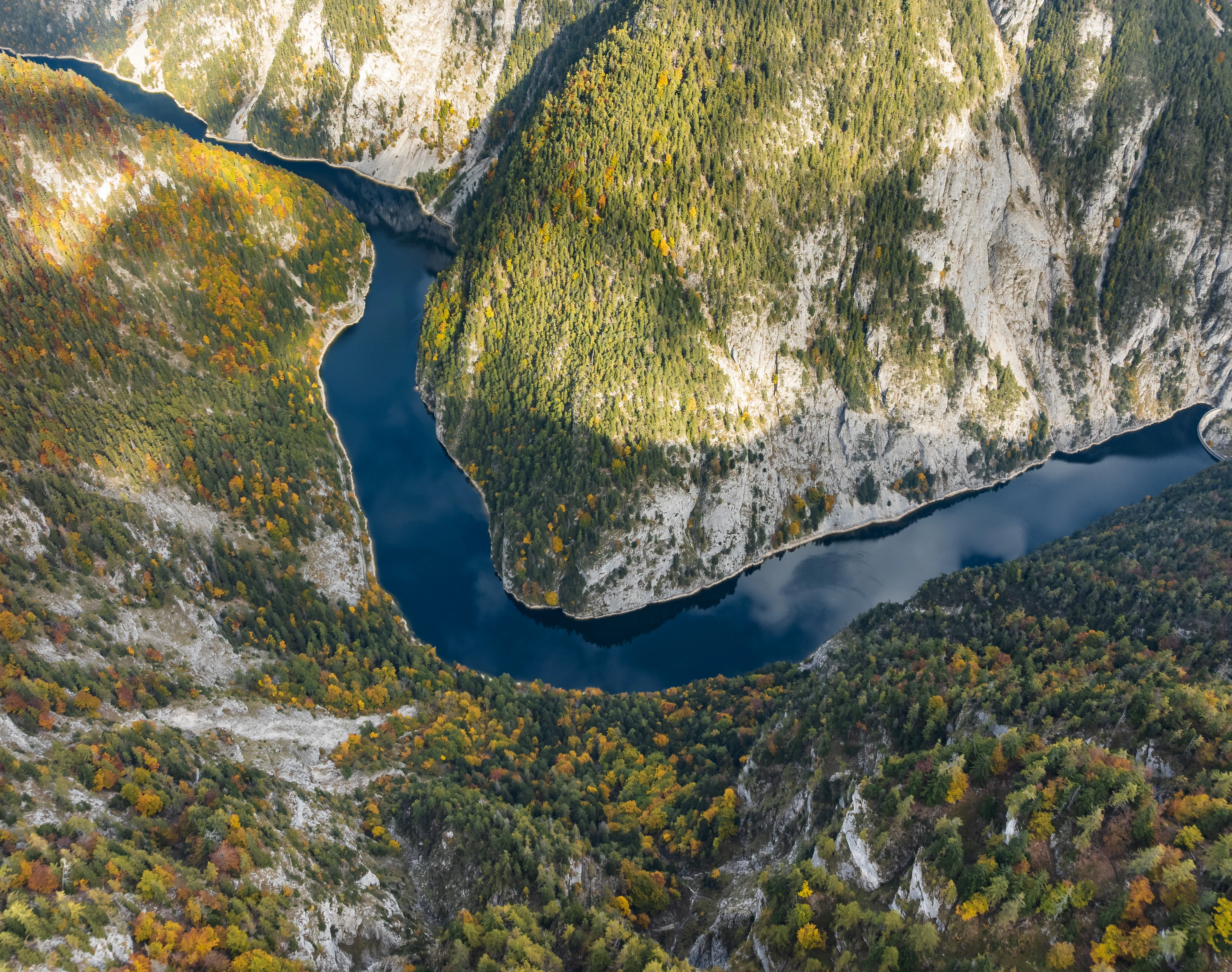 Ein Blick von oben auf die Salza, wie sie sich zwischen Bergen und Wäldern durchschlängelt.