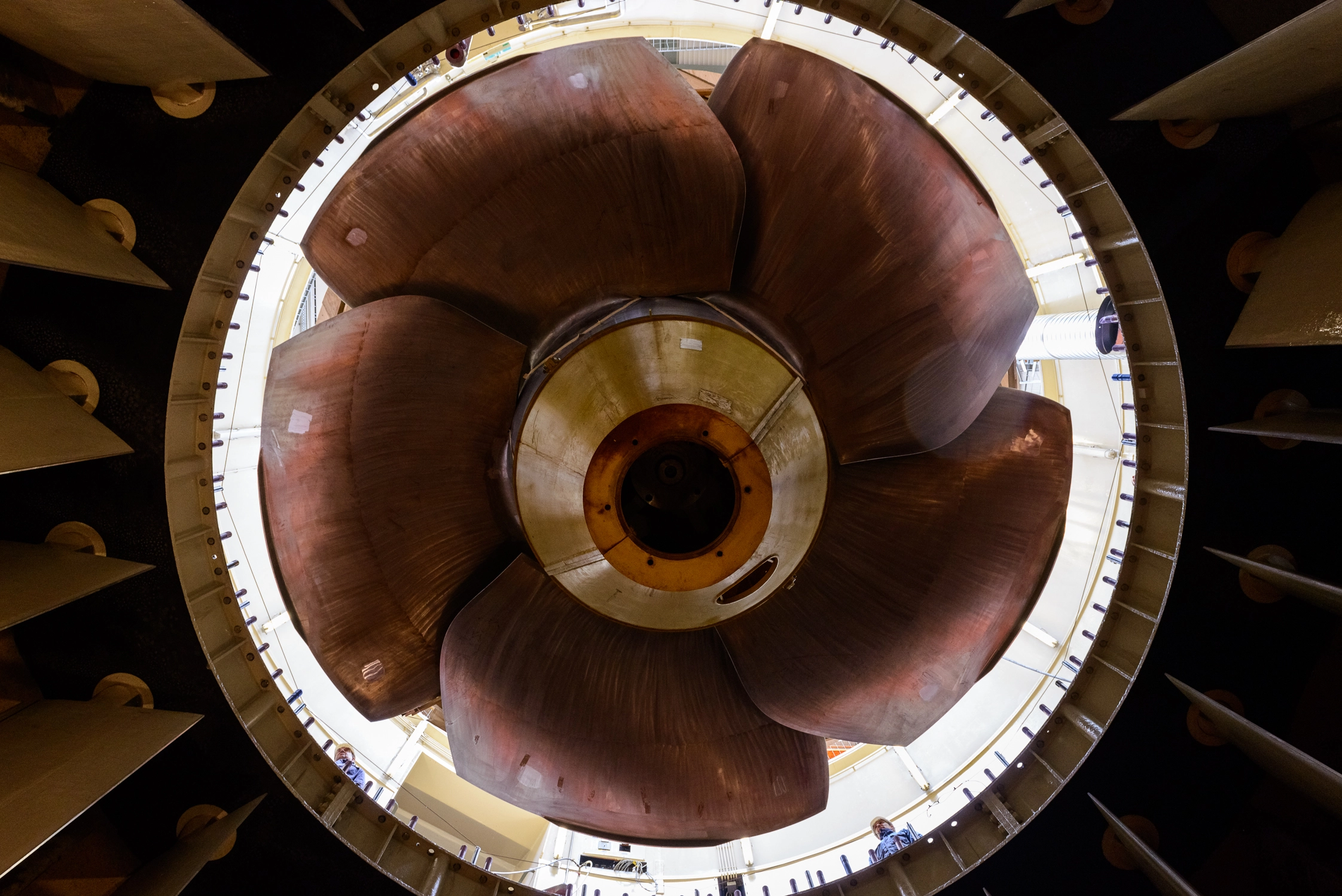 Wir blicken von unten auf das Ras eine Turbine während der Revision.