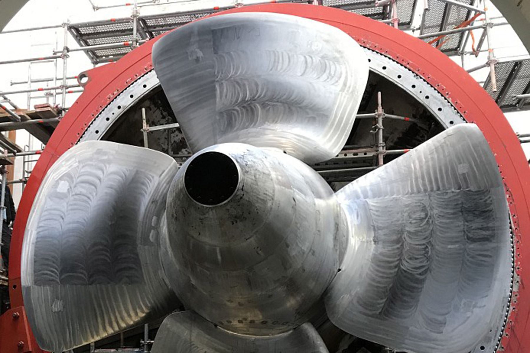 Wir sehen die Turbine, die bei der Revitalisierung des Kraftwerks Offensheim eingebaut wurde.