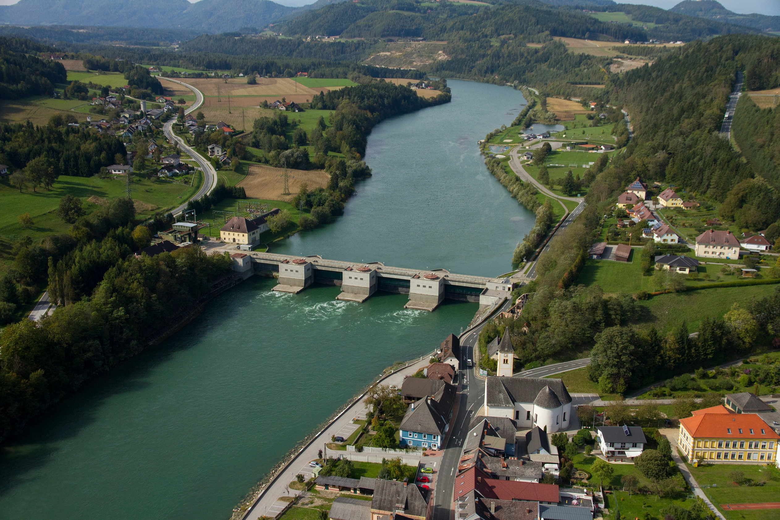 Wir blicken von oben auf das Kraftwerk Lavamünd an der Drau.