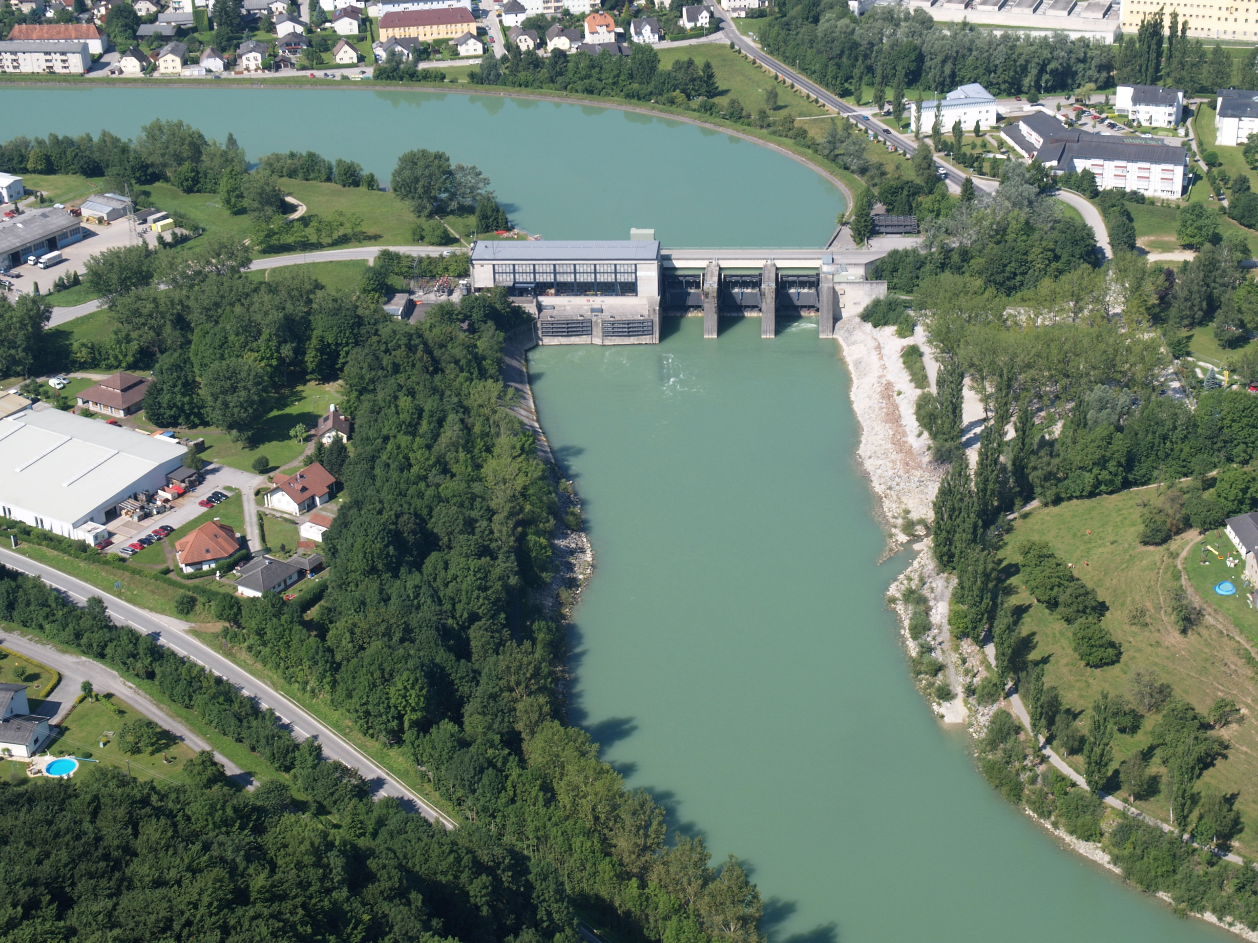 Wir blicken von oben auf ein Laufkraftwerk an der Enns.